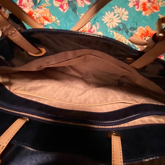 Michael Kors Large Navy Patent Jetset Bag - Picture 2 of 4
